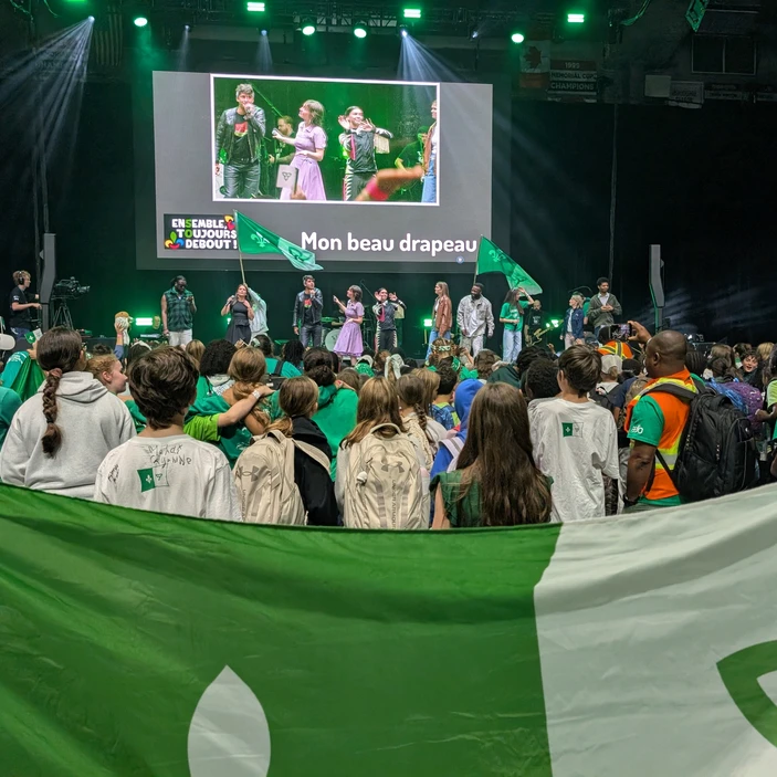 Des élèves du CECCE célèbrent le 50e anniversaire du drapeau franco-ontarien à la Place TD.