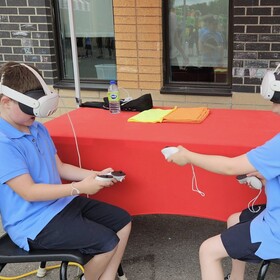 deux élèves avec casque de réalité virtuelle