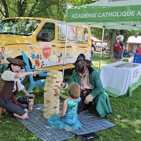 Un pirate et une sirène qui jouent au Jenga